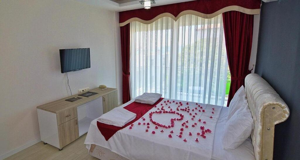 Airport Guelluek Otel Milas Esterno foto