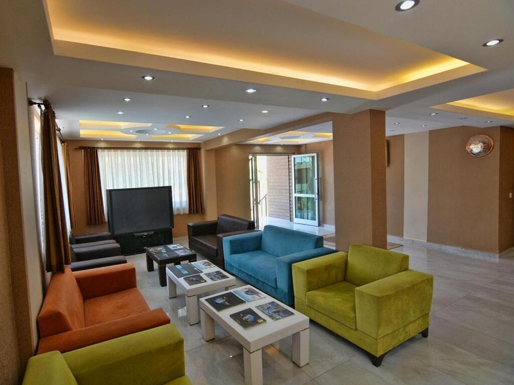Airport Guelluek Otel Milas Esterno foto